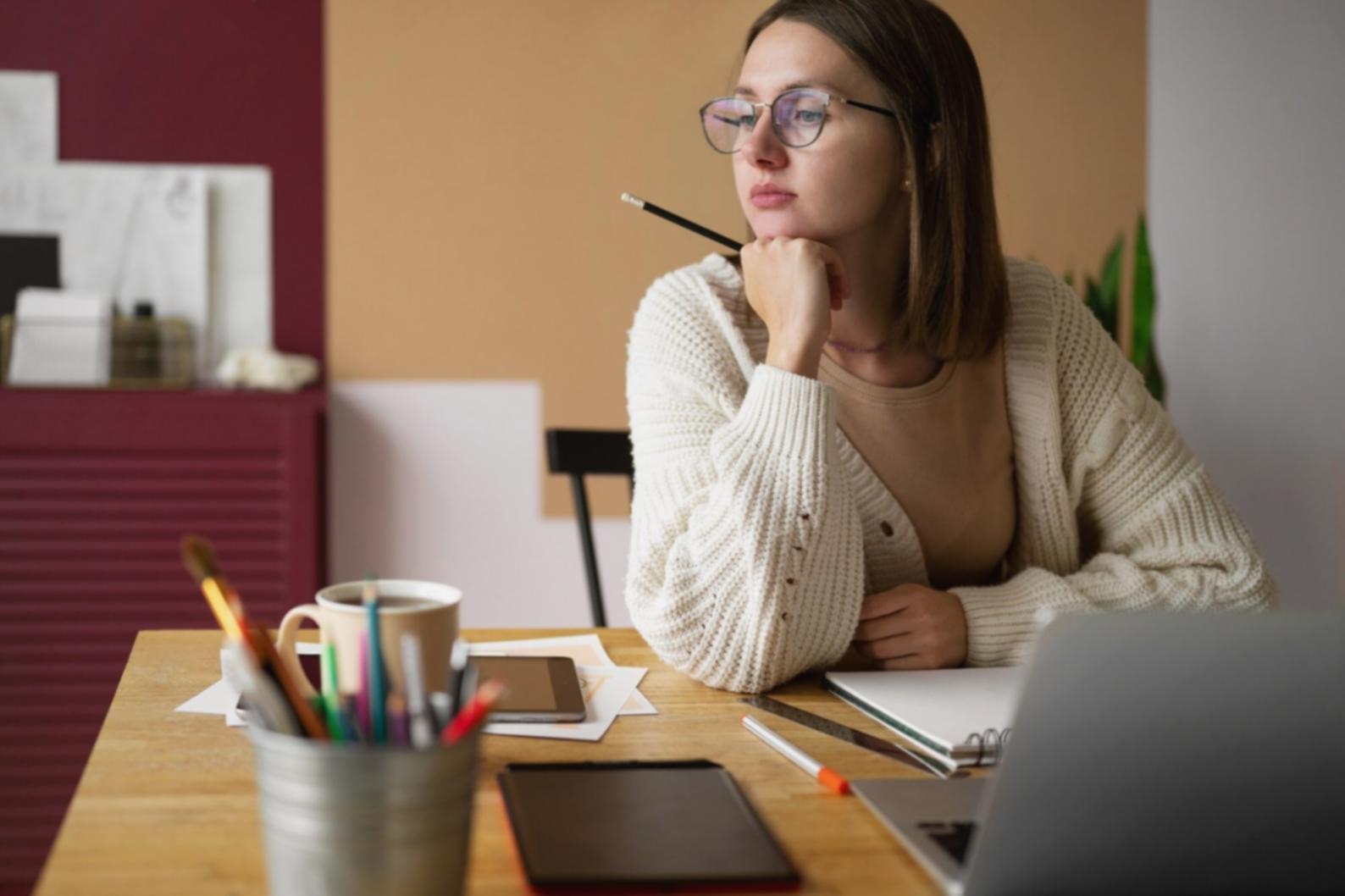 Profesional trabajando en análisis financiero y preparación de presupuestos