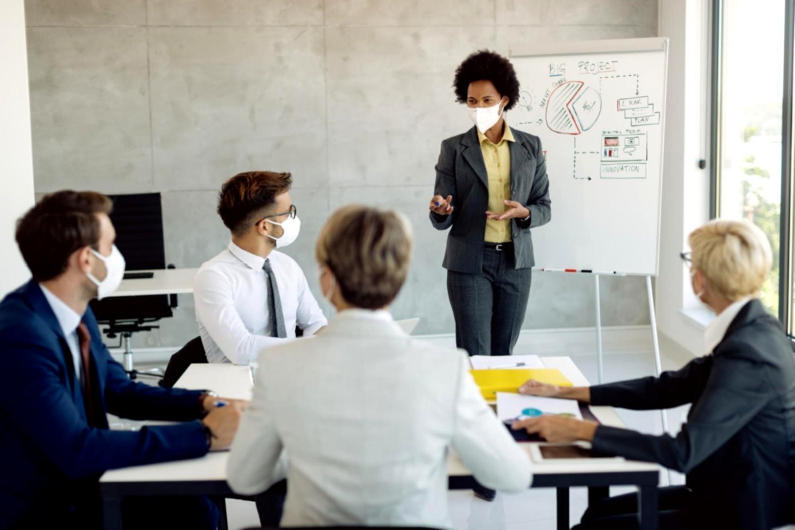 Sesión de trabajo colaborativo en preparación de presupuestos empresariales
